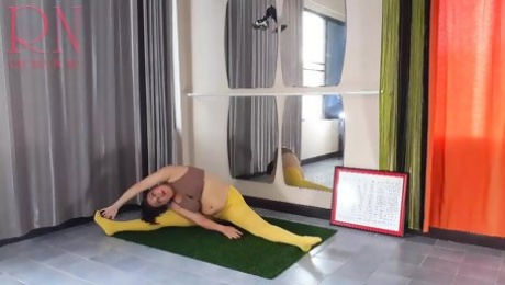 Regina Noir. Yoga in yellow tights doing yoga in the gym. A girl without panties is doing yoga. An athlete trains in a p