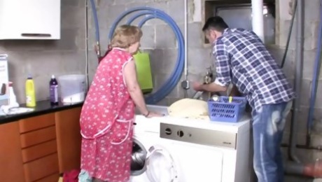 The granny rattling on the washing machine